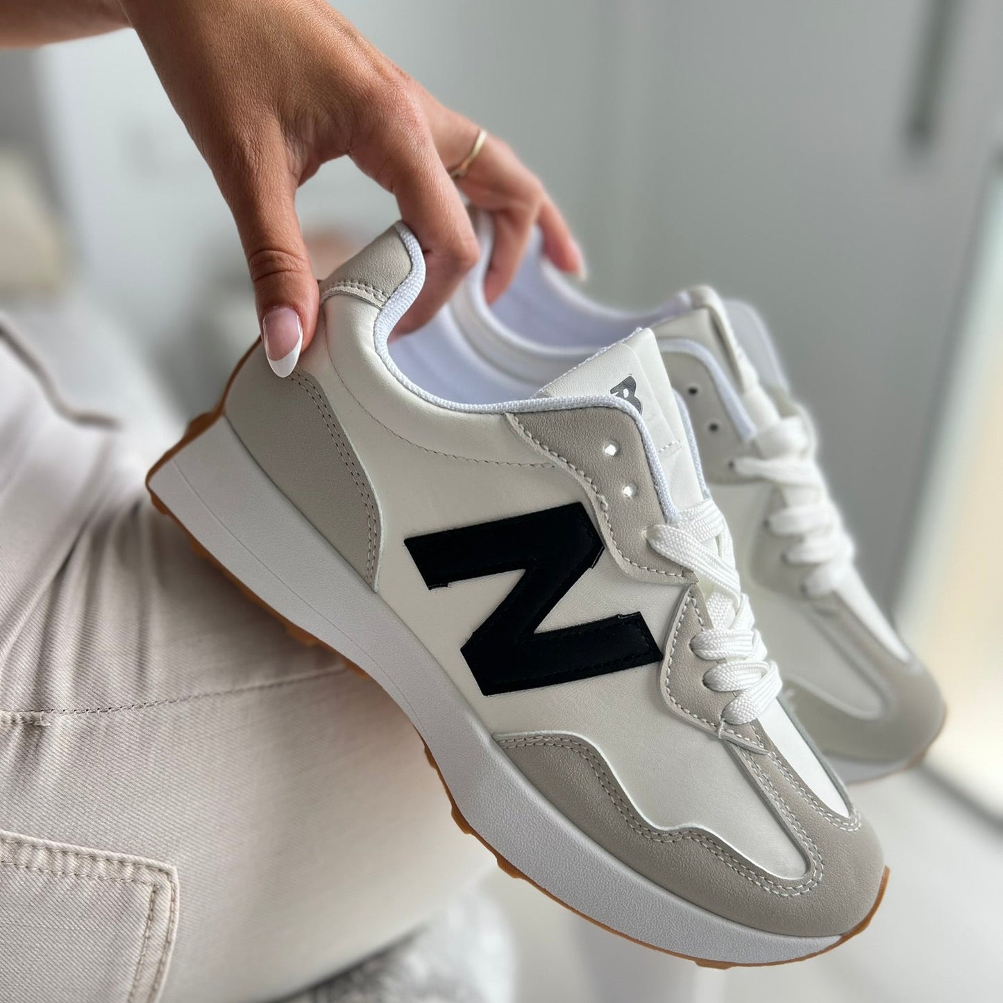 Zapatillas con la N en negra