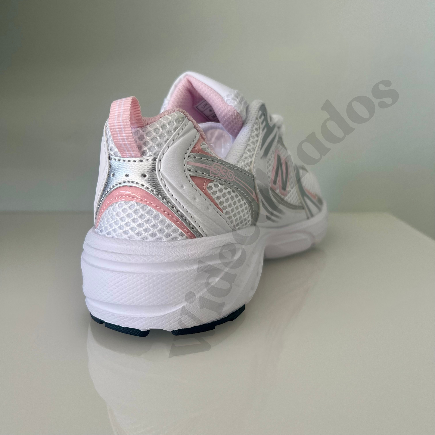 Zapatillas premium modelo 530 blanca con detalles rosa