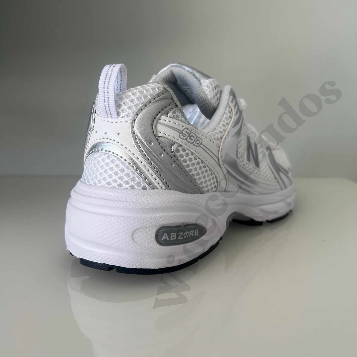 Zapatillas premium modelo 530 blanca con detalles gris