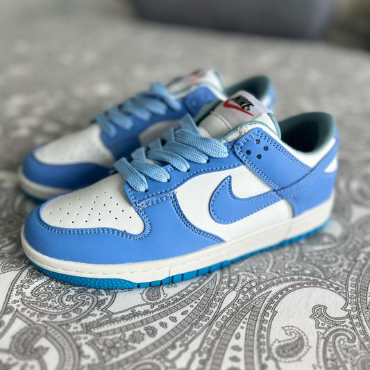 Zapatillas down low azul y blancas