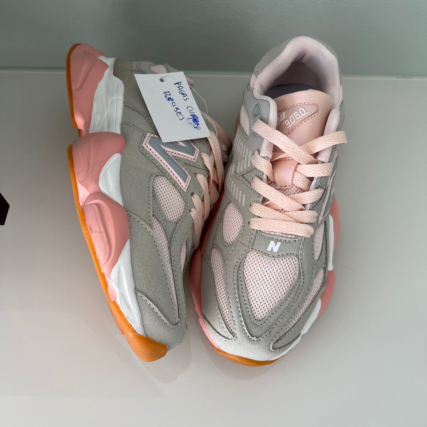 Zapatillas premium modelo 9060 en Rosa con detalles blancos