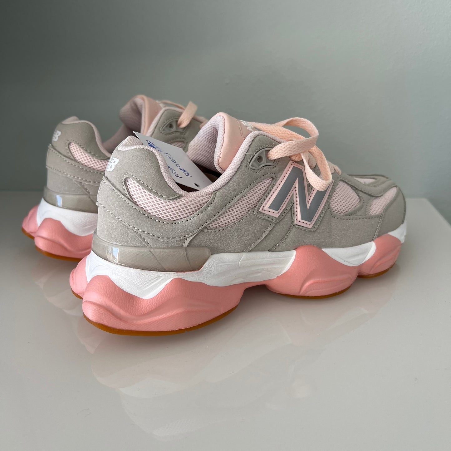 Zapatillas premium modelo 9060 en Rosa con detalles blancos