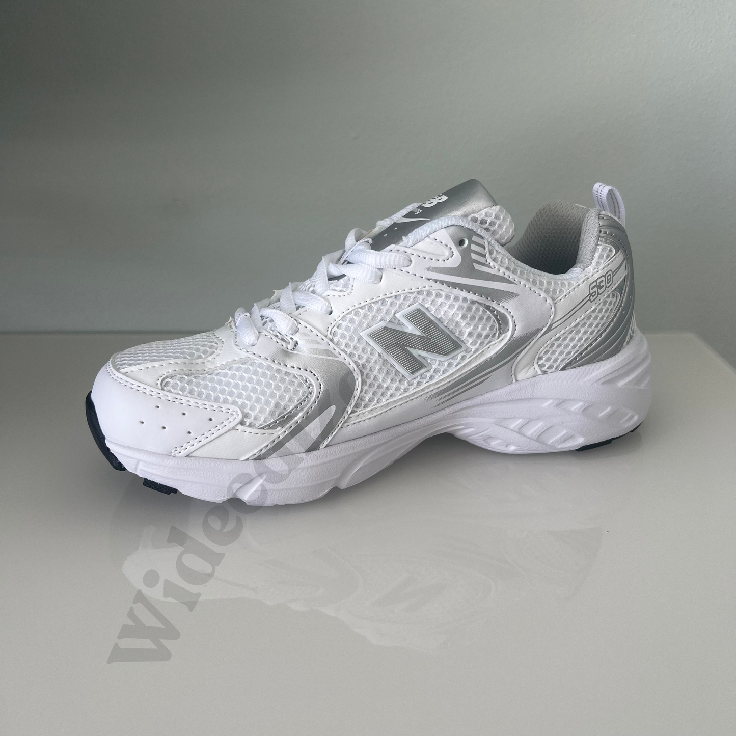 Zapatillas premium modelo 530 blanca con detalles gris