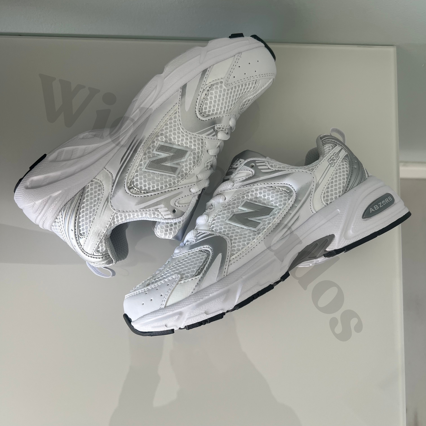 Zapatillas premium modelo 530 blanca con detalles gris